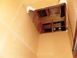 納戸の天井（ロフト入口）